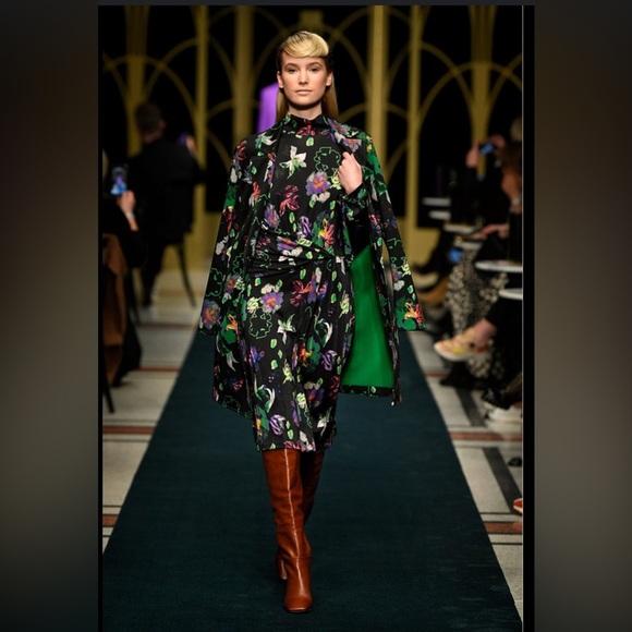 Marc Cain Collections Draped
Look Dress - Picture 1 of 4